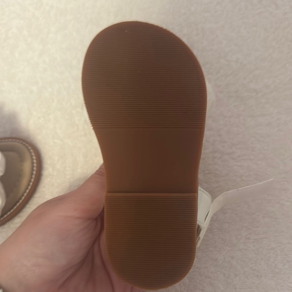 Elegant White Floral Sandals with Platform Soles - Picture 3 of 4